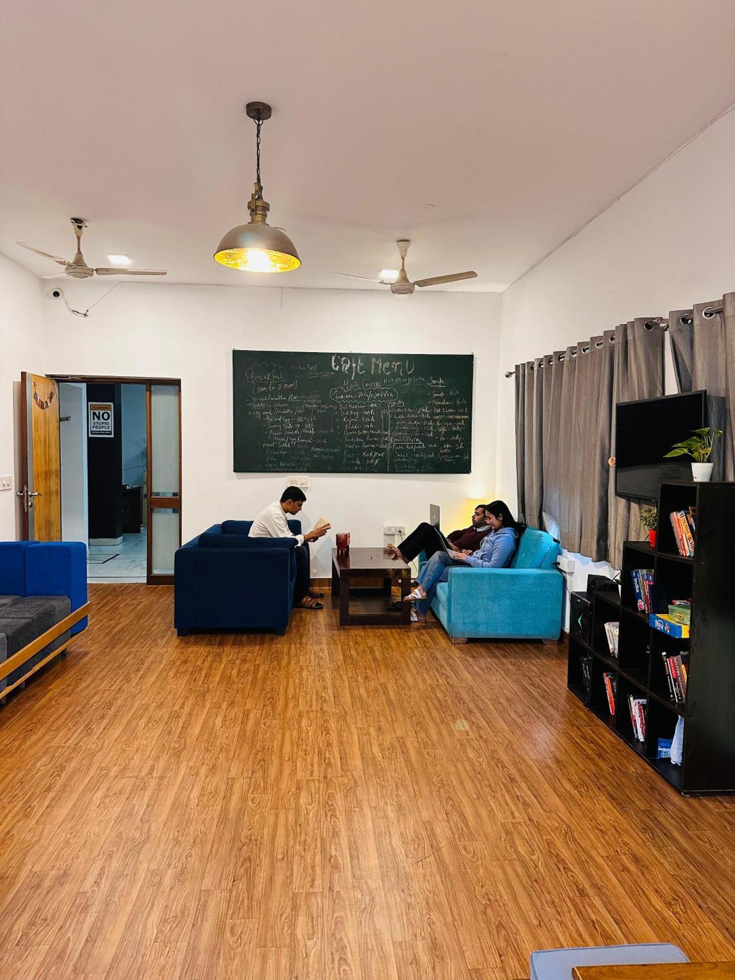 A Sleepy Fox Hostel Neu-Delhi Exterior foto